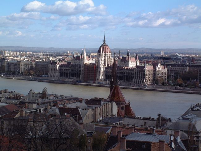漁夫の砦からのペスト側、中央の建物は国会議事堂