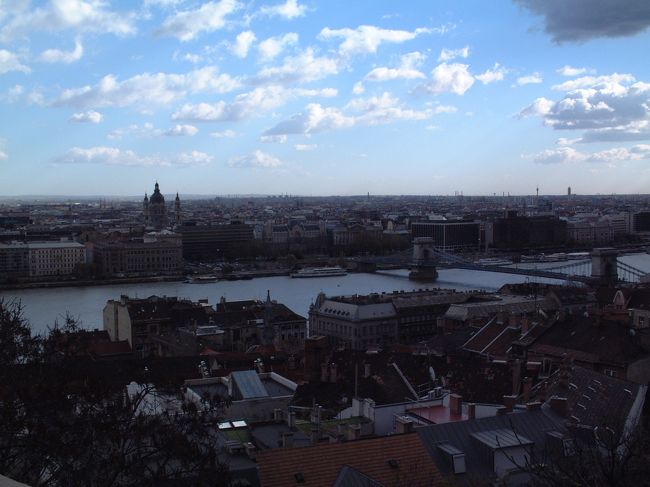 漁夫の砦からのくさり橋、ブダ地区とペスト地区を最初に結んだ橋