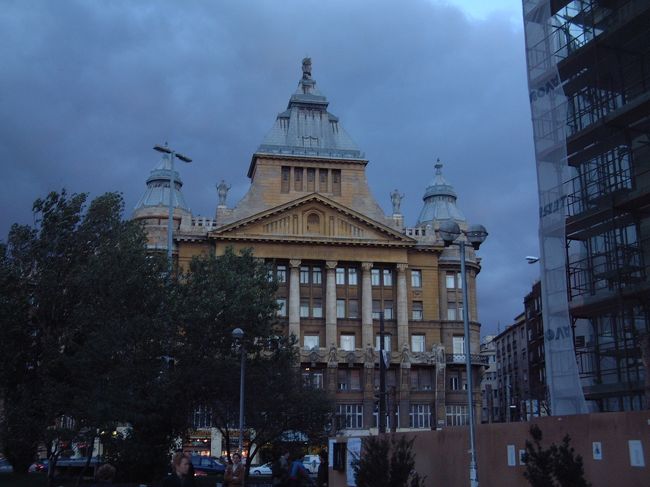 多分、中央市場、ハンガリーはパプリカを使った料理が多いので、いろいろなパプリカが売られていました、肉、ハム、チーズ、魚はあったかな？、野菜、いろいろな食材がここでそろう。