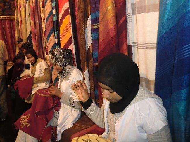 でも、織った布の色使いと<br /><br />両面同じ模様に仕上がる手刺繍の<br /><br />緻密さはすごい！