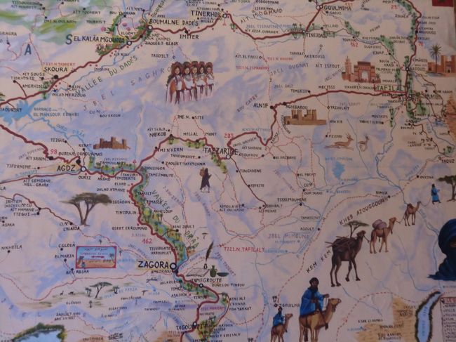 トイレ休憩で立ち寄った<br /><br />レストランの壁にあった付近を描いた絵地図。