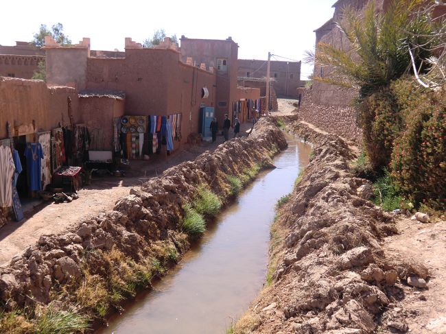 アイト・ベン・ハッドゥの新しい村の<br /><br />ショッピングロード、