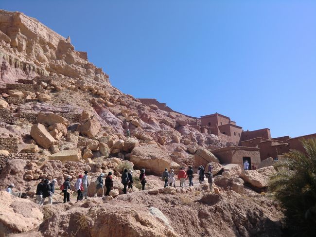 アイト・ベン・ハッドゥに入る<br /><br />入り口に向かう観光客、<br /><br />この辺はかなり廃墟化してます。