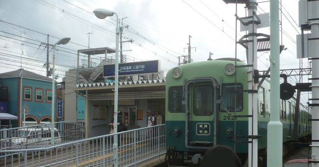 踏切を渡って，三室戸寺を目指し歩きます．<br />少し上り坂の道を約15分歩きます．着く頃は汗びっしょりでした．