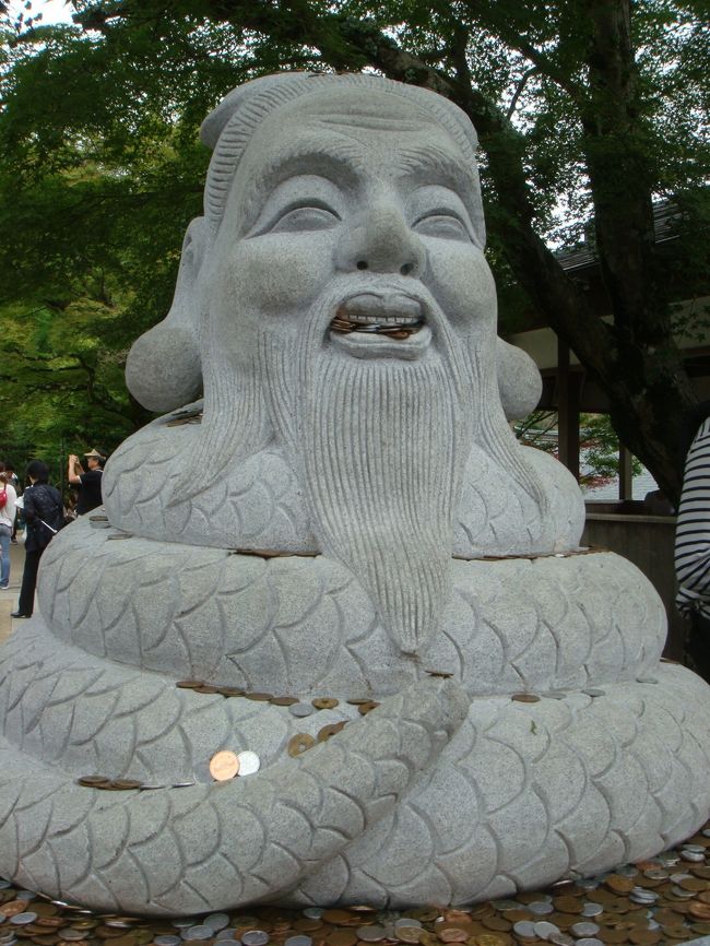 狛蛇，『宇賀神』です．<br /><br />財運・金運の蛇神で、頭は老翁、体は蛇で蓮に乗る姿をとっています．宇賀神を撫でると、財運（金運）・良運がつくといわれています．<br />