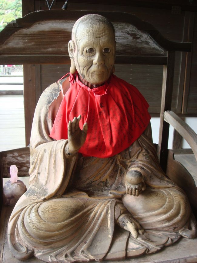 本堂の横．<br /><br />ちょっとリアルでちょっとこわいけど，でも何とも言えない雰囲気を出していました．