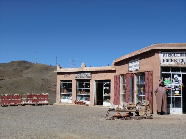 ティシュカ峠にある、お土産や。<br /><br />添乗員さん曰く、「お客が入ると鍵を閉めて出さない」<br /><br />お店だそうです!?　　(*ﾟдﾟ*)ｶﾞｰﾝ！