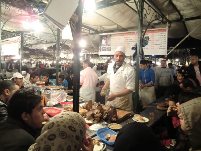 調理している人の前には<br /><br />羊の頭が！<br /><br />日本人にはびっくりだが、<br /><br />モロッコの人が、鯛の生き造りやマグロの頭を見たら<br />もっと驚く かも〜(＾▽＾笑)