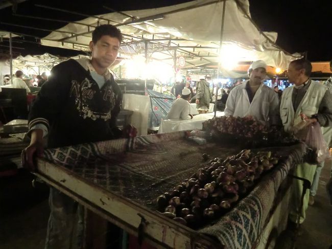 いちじくかな〜？<br /><br />と思ったらサボテンの実でした！<br /><br />食べたら、舌が真っ赤に!!<br /><br />シーズンじゃなかったからか、ちょっと酸っぱい　(^-^ゝ