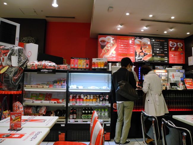 羽田空港へ<br /><br />コカコーラのお店がありました。