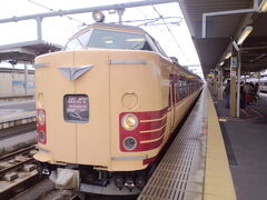 今回の記録は福知山駅から。
ここまでJRの普通列車を乗り継ぎ、ここで特急列車へと乗り換え。

やってきたのは国鉄色の特急。
去年から導入された新型の287系に乗ってみたかった気もする反面、この車両の活躍もそう長くはないのだろうからこれはこれで記念にいいかな。