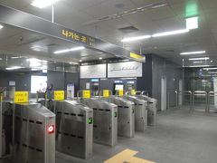 3駅目の弘大入口駅で下車。