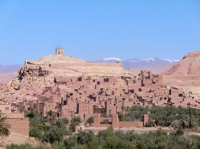 アイト・ベン・ハッドゥの全景が見える<br />ビューポイントでバスストップ。<br /><br />背景にアトラス山脈と砂漠をを配し、<br />岩山を上手く利用したアイト・ベン・ハッドゥは<br /><br />まるでキャンバスに書かれた絵のようです！