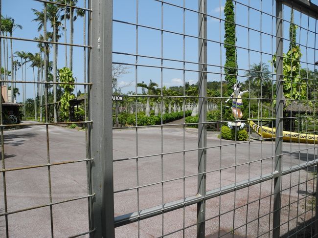 柵があり中に入れませんでした。。<br />残念。<br /><br />奥にあるとっくりヤシ<br />で写真を撮ったので同じ場所で<br /><br />写真をとる予定でした。<br /><br />再開したら行きたいです。