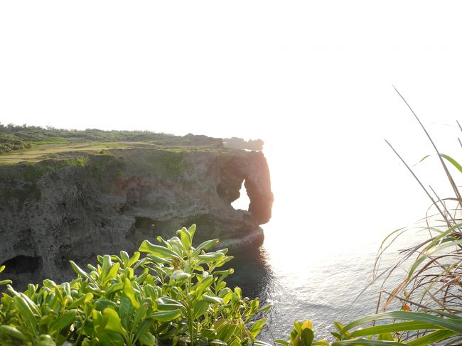 万座毛<br /><br />象の鼻の手前で親は35年前に<br />写真を撮ったと言うことでしたが<br /><br />立ち入り禁止になってました。