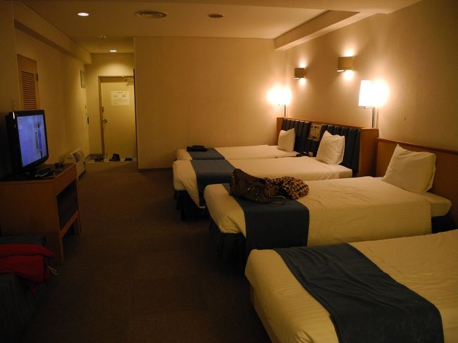 やっとホテルに到着〜<br /><br />ホテルリゾネックス名護<br />広い〜<br /><br />バストイレ別ではありませんでした。