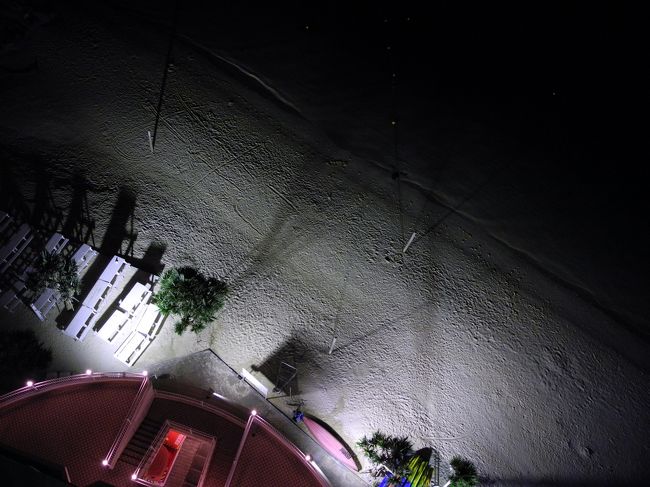 ベランダから下のビーチの様子<br /><br />波の音が部屋まで響いて<br />とっても素敵でした。<br /><br />風がきもちいい♪<br />1日目終わり☆