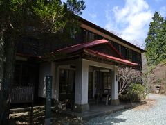 姥子温泉秀明館 玄関

大正時代に建造された総木造の温泉旅館。
これを箱根湯本にある天山が買い取り、内装に手を加えて日帰り温泉施設として経営している。