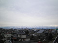 このあたりは多分呉羽山公園付近からの写真かと思われます。多分、高山本線を高架でまたいだあたり。いやあ、雪化粧した立山連峰がきれいです。