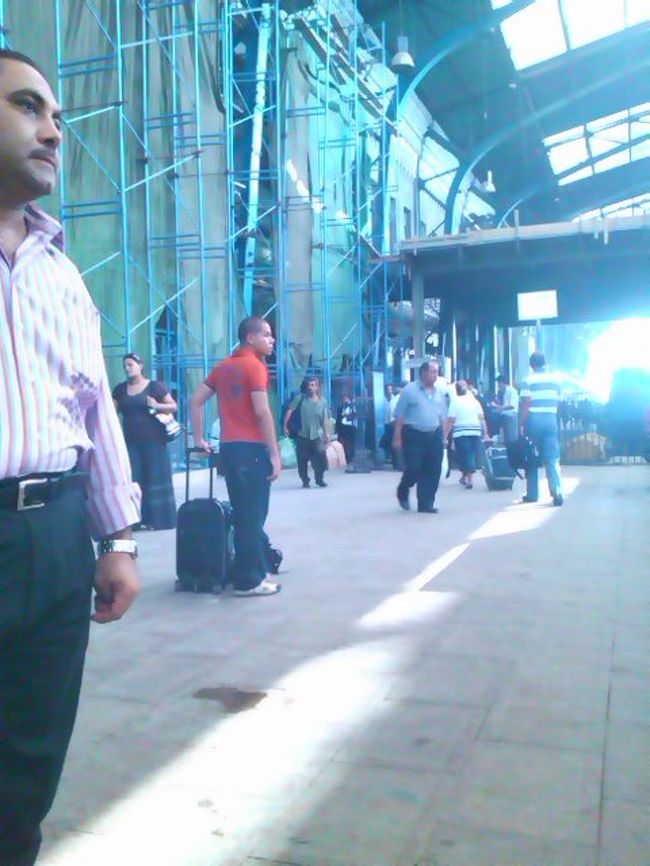 建設現場のような駅。