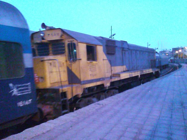 アスワン発「ナイル・エクスプレス」<br /><br />夜行列車到着。