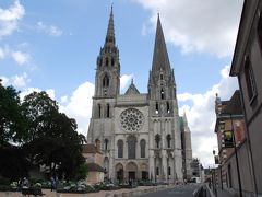 世界遺産シャルトル大聖堂（Cathedrale Notre-Dame de Chartres)
身廊高さ36.5m、北塔（ゴシック）115m、南塔（ロマネスク）106m、バラ窓直径14mはいずれもパリのノートルダム寺院より大きい

引きがない場所だったのでワイドレンズを使って限度までバックしてやっと塔全体を写せるほどの高さだった
