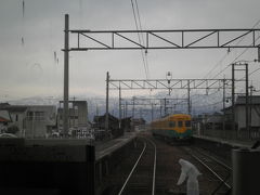 途中の駅で行き違い。京阪3000系だ。