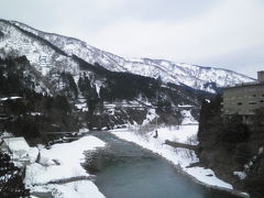 黒部川。周りの雪山と川の色が綺麗です。なんていうのかな、これ。薄藍色とでも言うのかな。