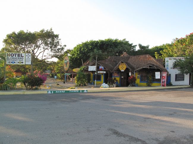 ベリーズのコロザルからタクシー利用で入国。<br />チェトゥマルのターミナルからからバスを利用。<br />今回のメキシコ国内移動では、ほぼADOバスを使用する。<br /><br />ADOはプレミアムバスでちょっと高額だが、ネットで簡単に事前予約可能なのが利便性の面では非常に大きい。<br />それに所要時間も安いバスより短い。<br /><br />チェトゥマルからトゥルムに着いたのは深夜。<br />ネットでアタリをつけていたエル・クルゼーロに宿泊する。<br />ここはトゥルムの北にあたるが、トゥルムを縦貫する幹線と、トゥルム遺跡に向かう道の交差点にあり、利便が良く、値段が手ごろだ。<br />