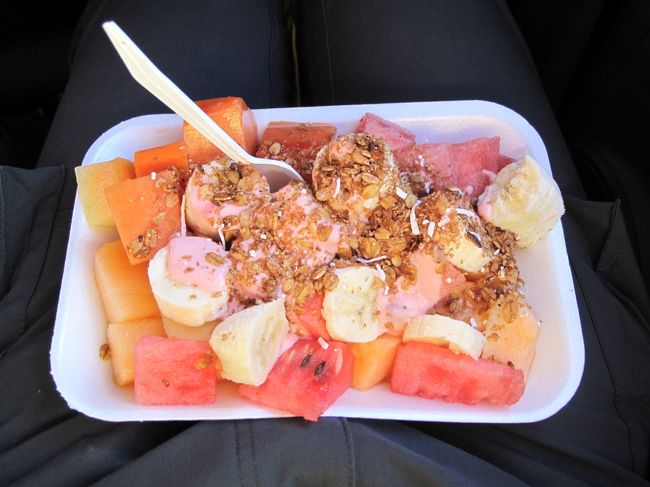 翌朝。<br />ホテルに起居している地元の兄さんの車でダイビングサービスまで連れて行ってもらった。<br />朝食に屋台のフルーツ盛り合わせをいただく。