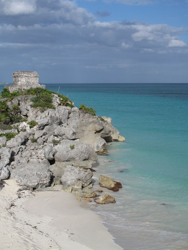海に面した遺跡。<br />カリブ海の海に映える。<br /><br />遺跡エリアの海岸の一部がビーチとして開放されている。<br />地元民が大勢遊びに来ている。<br />ちゃんとネットも張られており、サメが襲って来ることも無い。<br /><br />砂はとてもきめが細かい。<br />エメラルドグリーンの海の水が、波打ち際では砂と良く混ざって乳白色の波となっている。<br />とてもきれいだ。<br />