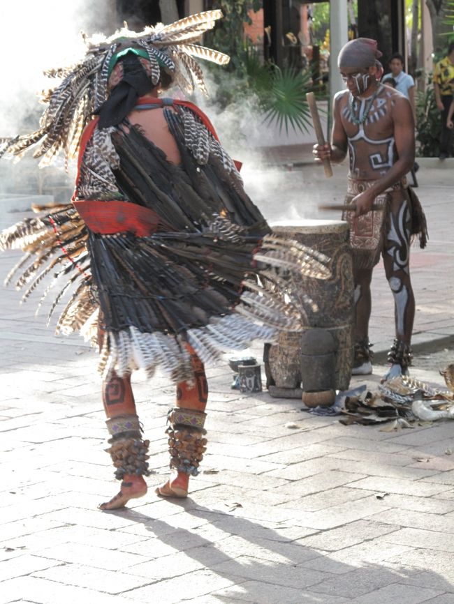 シャーマン風の民俗衣装に身を包む大道芸人。<br /><br />前から撮るとお金をとられる。<br />