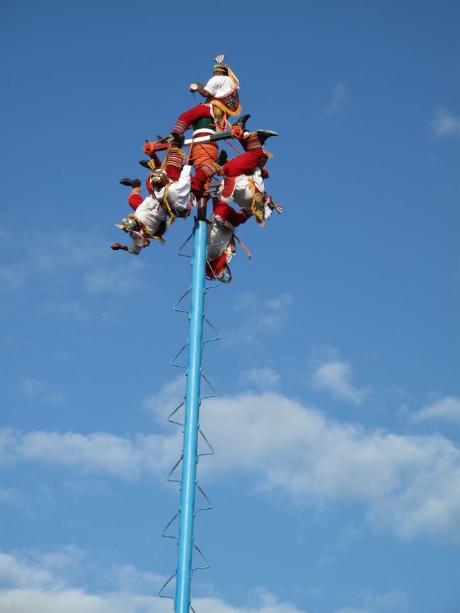 伝統舞踊のボラドーレス(空飛ぶ人達)<br />下の四人には、全員ロープが付いていてこのポールを回転しながら音楽に合わせて踊る。<br />