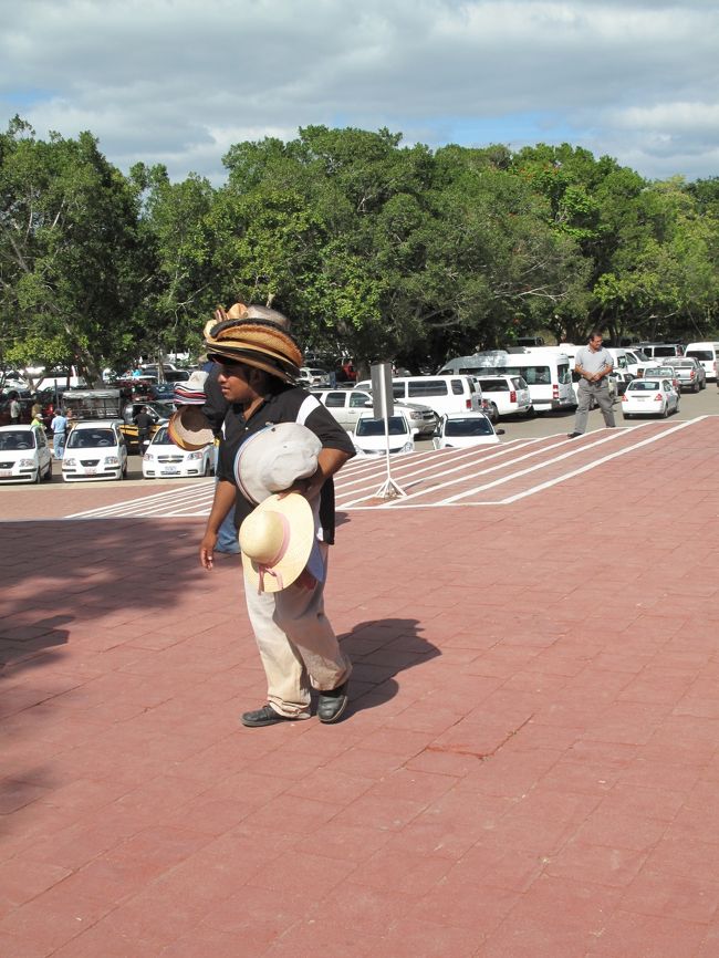 帽子売り。<br />どこにでもいる。<br /><br />メキシコの日差しはとても強い。<br /><br />