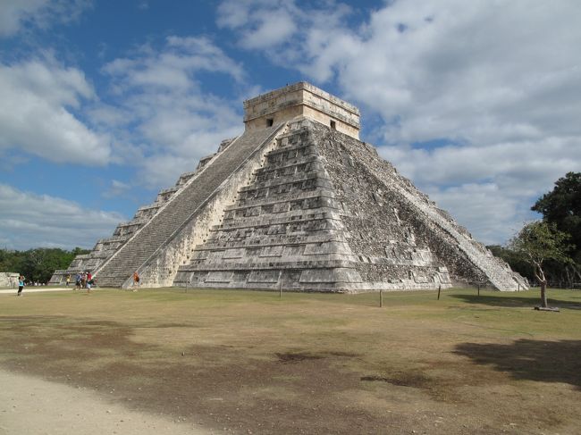 トゥルムを見終わったら次はチチェン・イツァーだ。<br />トゥルムのバスステーションから、ADOバスで3時間。<br />昼にはチチェン・イツァーに到着した。<br /><br />メキシコでも最大規模のマヤ遺跡だけあり、観光客が多い。<br />そして整備されている。<br />グアテマラやベリーズとは比較にならない整備状況。<br />さすがメキシコは中米の雄だ。<br /><br />写真はチチェン・イツァーのピラミッド。<br />