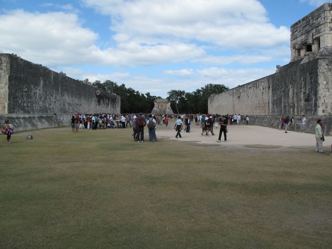 続いて球戯場へ。<br />球戯場はどのマヤ遺跡にもたいていあるが、全部大きさが違う。<br />グラウンドサイズは統一ルールには含まれていなかったのか。<br /><br />ここの球技場はひときわ大きい。<br />
