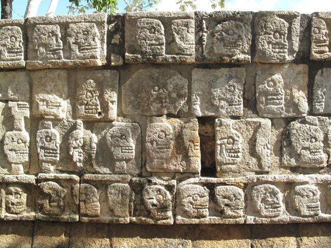 ドクロの祭壇。<br />中南米の文明は何かにつけておどろおどろしい。<br /><br />骸骨は死の象徴として現在のメキシコでもモチーフとして使われることが多い。<br />これはマヤやアステカ由来なのか。<br />ただ、ヨーロッパにも骸骨教会とかあるから、一概には言えない。<br />