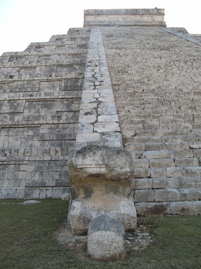チチェン・イツァーのピラミッドの階段の手すり。<br />有名なククルカンさん。<br />