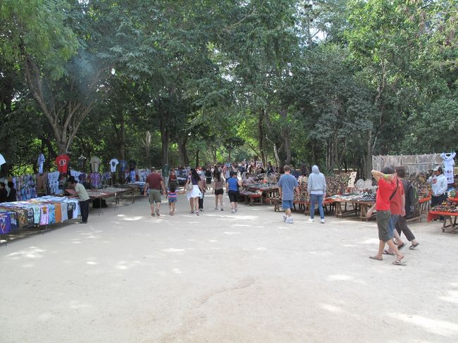 セノーテとメインエリア間の道にはお土産屋が立ち並んでいる。