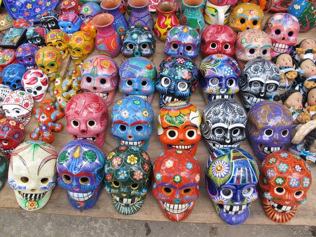 カラフルな骸骨。<br />リアル調のも、ある。