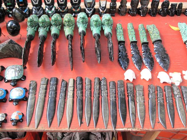 生贄の心臓を突き刺すナイフ。<br />黒曜石製か。