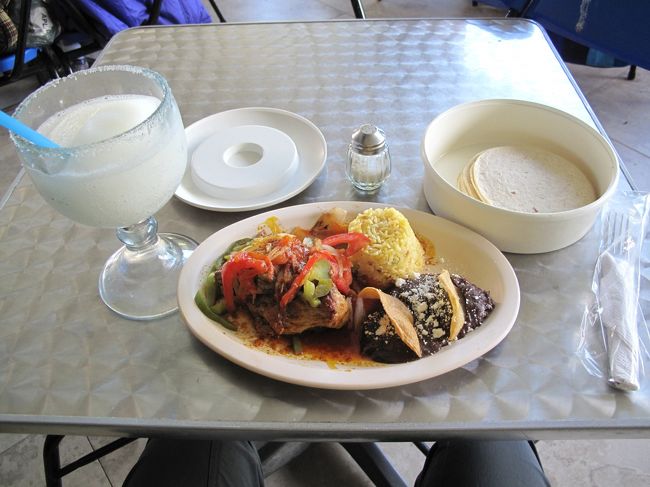 エリア内のレストランで昼食。マルガリータを頼む。<br />