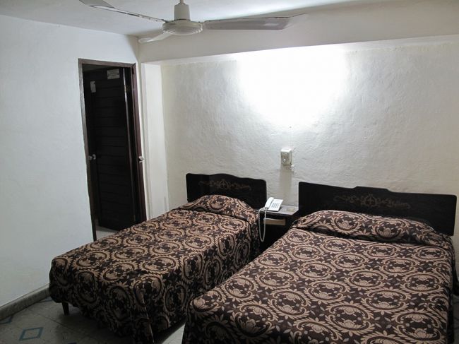 夕方のバスでメリダに移動する。<br />バスは遺跡のすぐ前から出る。<br />メリダまでは二時間。<br /><br />ソカロ近くのホテルに宿泊。<br />