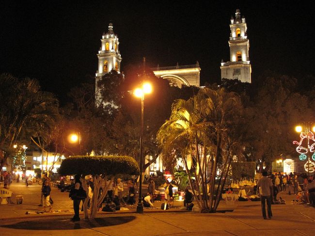 ソカロを散策。<br />年末のイベントで広場はにぎわっている。<br /><br />写真はカテドラル。