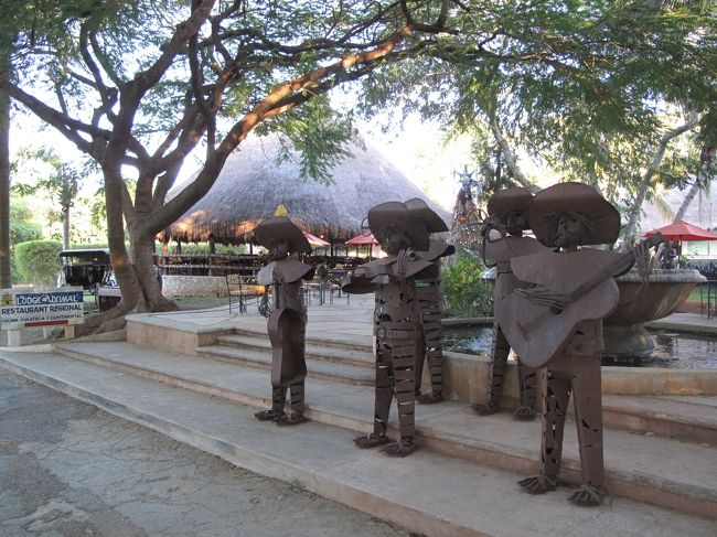 翌朝。早朝のバスでメリダを出発する。<br />今回はADOではなく通常の路線バスに乗車。<br />なぜならば途中下車となるからだ。<br />二時間もかからず第一の目的地、ウシュマルに到着。<br />