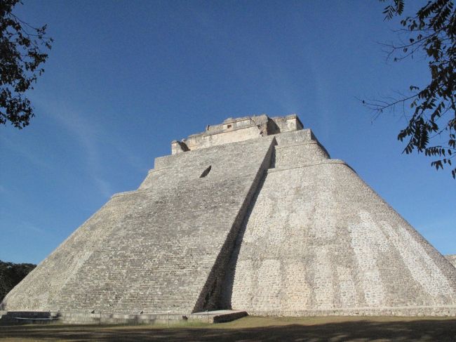 マヤ建築の白眉。<br />魔法使いのピラミッドだ。<br /><br />他とは異なるだ円錐のシルエット。<br />