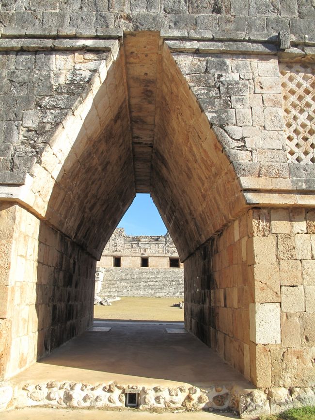 この形状のアーチがマヤ独特のものだそうだ。<br />