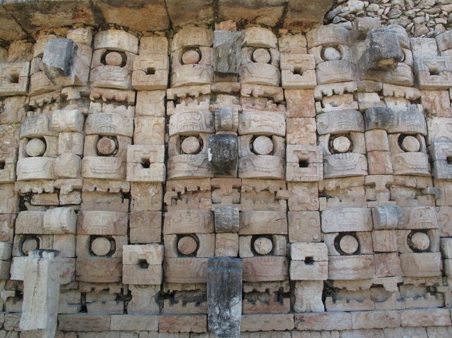 装飾が非常によく残っている。<br />コズ・ホープの雨神チャック。<br />その晩期に乾ばつに苦しんだマヤ文明は雨の神を非常に重んじたという。<br />