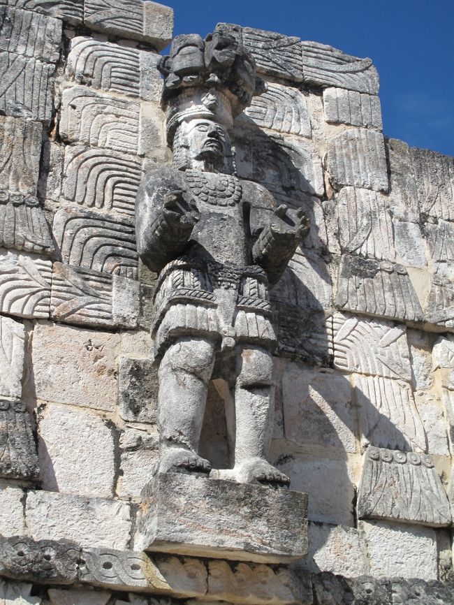 王族の像。<br />これを宇宙飛行士だと主張する人もいるが…どうにもそうは見えない。