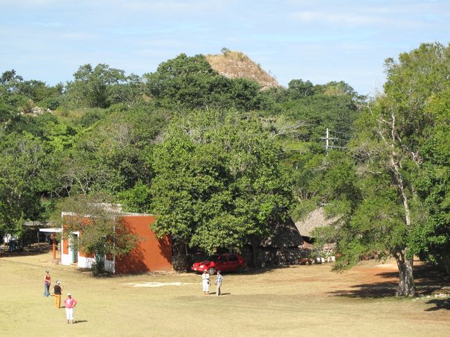 道路を挟んで反対側にピラミッドがわずかに頭をのぞかせている。